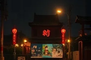 无声的证人席封面：手语翻译与证人隔着证人席对视
