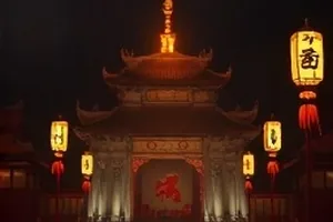 教师公寓的来客封面：老楼梯间里渗水的墙面与住户