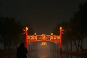 春汛期的承诺封面：巡逻船驶过涨水的河道与堤坝